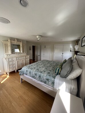 5 bedrooms, desk, iron/ironing board, travel cot - Shoreline Serenity: Your Coastal Escape  (Marshfield)
