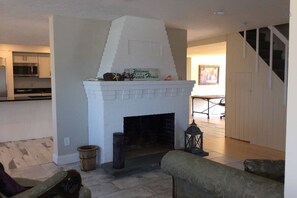 Smart TV, fireplace, DVD player - Shoreline Serenity: Your Coastal Escape  (Marshfield)