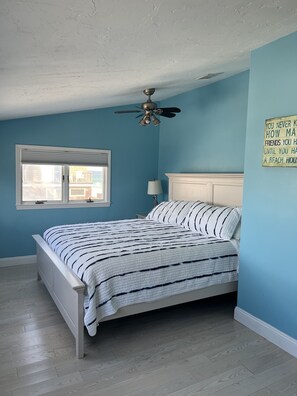 5 bedrooms, desk, iron/ironing board, travel cot - Shoreline Serenity: Your Coastal Escape  (Marshfield)