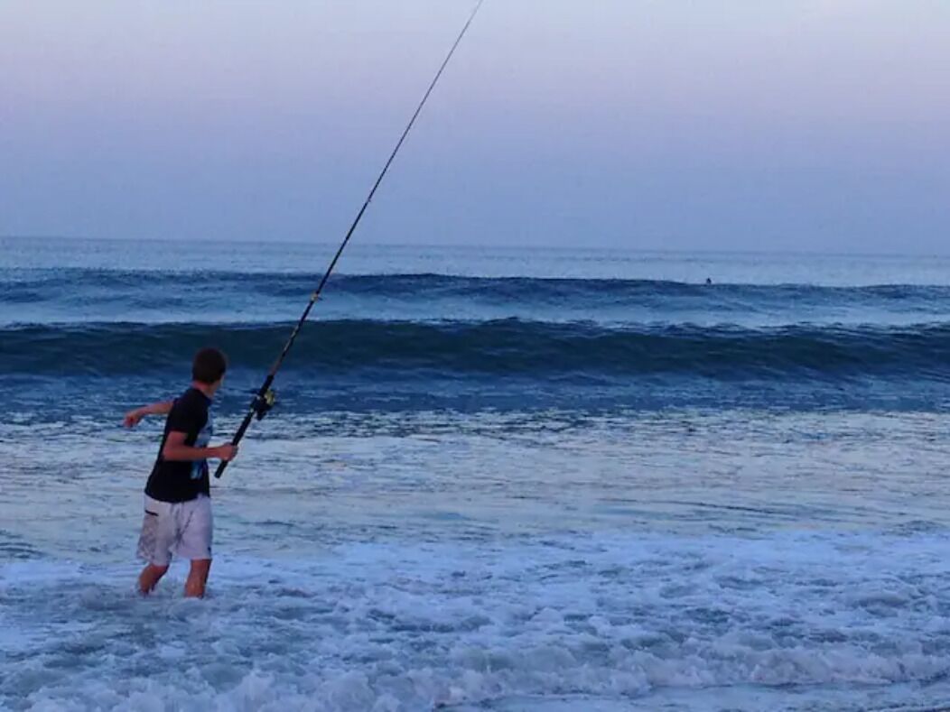 Una persona sta pescando nell'oceano.