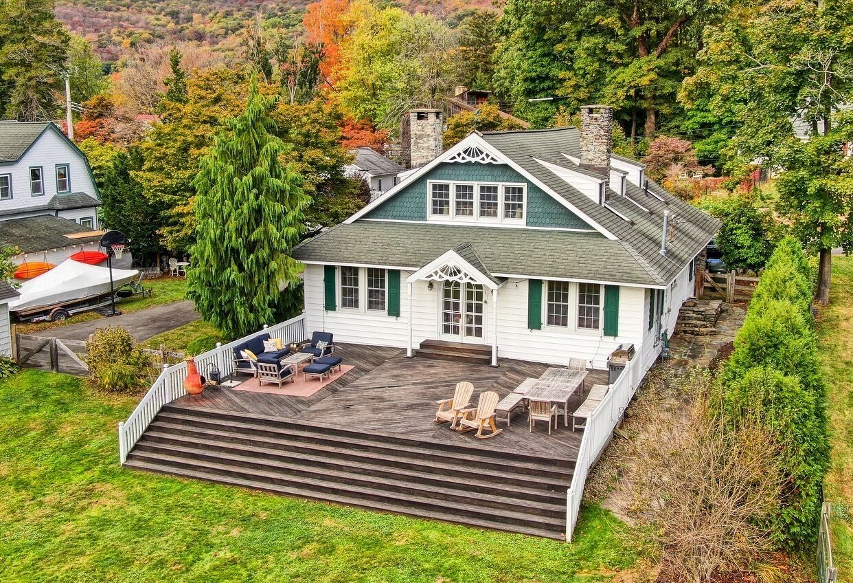Lakefront Classic Craftsman, 1 hour from NYC