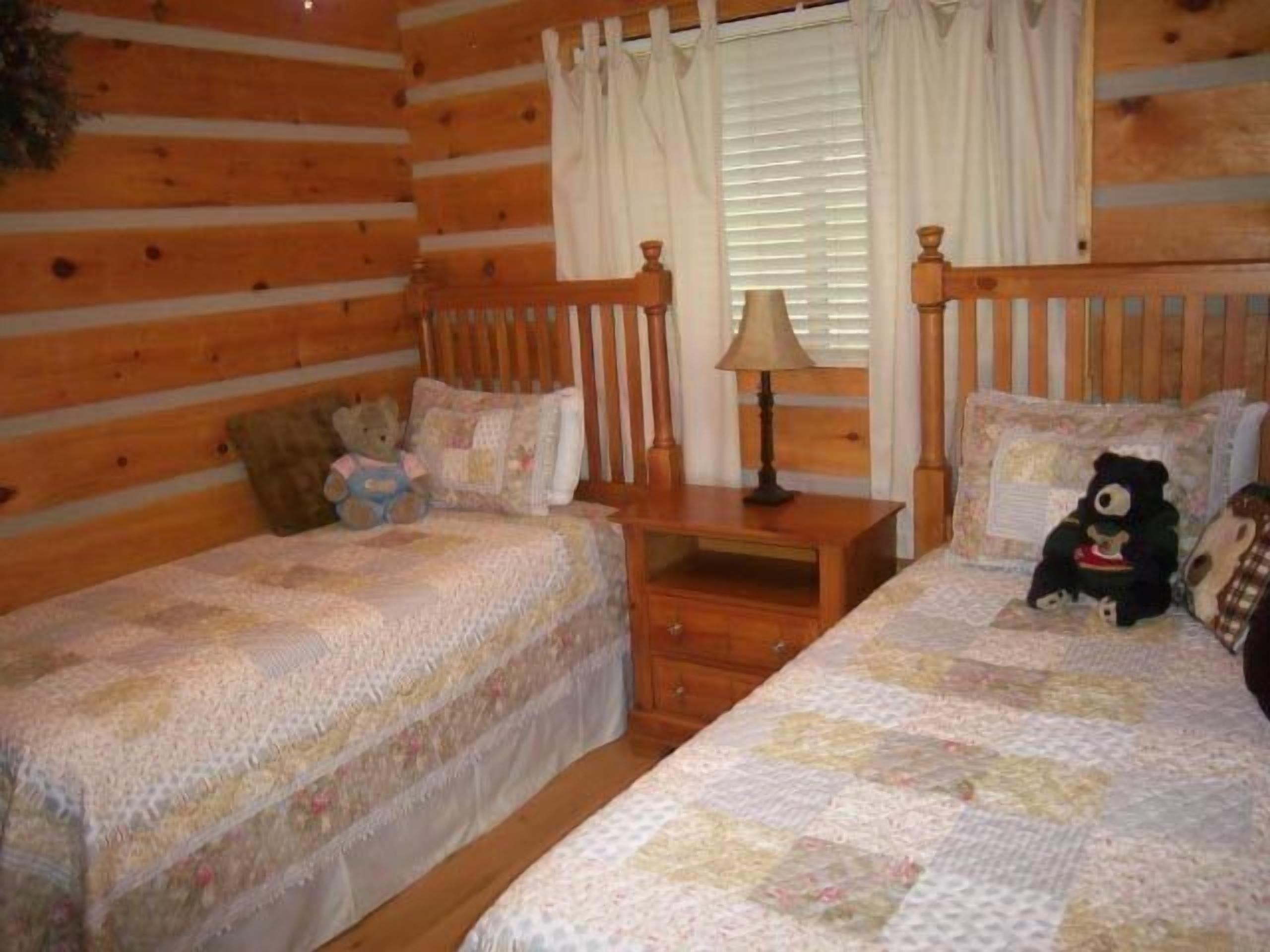 Papa Bear's River Cabin- 3 bedroom, 2 full bath, Riverfront