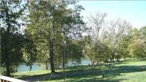 A view of a park with trees and a body of water. - Papa Bear's River Cabin- 3 bedroom, 2 full bath, Riverfront (Shenandoah)