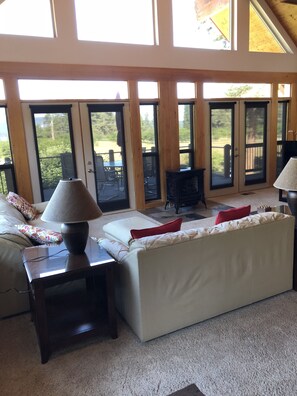 Una televisión, una chimenea, un reproductor de DVD