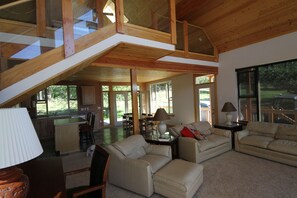 Una televisión, una chimenea, un reproductor de DVD