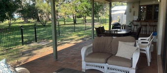 Rise N Shine - Rainbow Beach. Bring The Whole Family To The Beach! Walk to town.