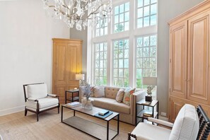 Smart TV, fireplace, DVD player, books - Unwind in Ultimate Luxury: Ridgeview Manor, Boone's Mountain Masterpiece (Boone)