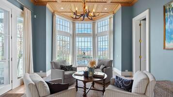 Una Smart TV, una chimenea, un reproductor de DVD, libros