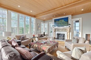 Smart TV, fireplace, DVD player, books - Unwind in Ultimate Luxury: Ridgeview Manor, Boone's Mountain Masterpiece (Boone)