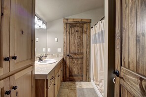 Combined shower/tub, towels