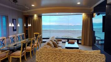 Smart-TV, Kamin, Bücher