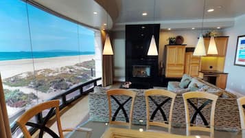 Una Smart TV, una chimenea, libros