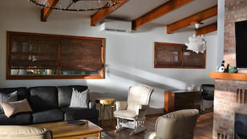 Smart TV, fireplace