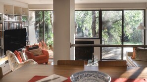 Een smart-tv, Netflix, streamingdiensten en een stereo