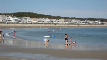 Beach nearby, sun loungers, beach towels