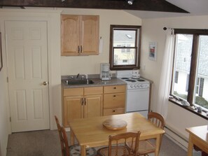Fridge, microwave, oven, stovetop - Oceanview Kingsize South End Studio NO FINAL CLEANING FEE (Rockport)