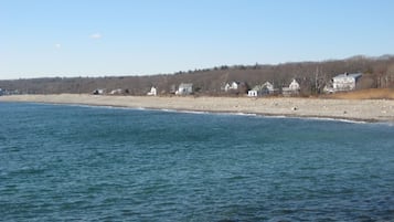 Beach nearby, sun loungers, beach towels