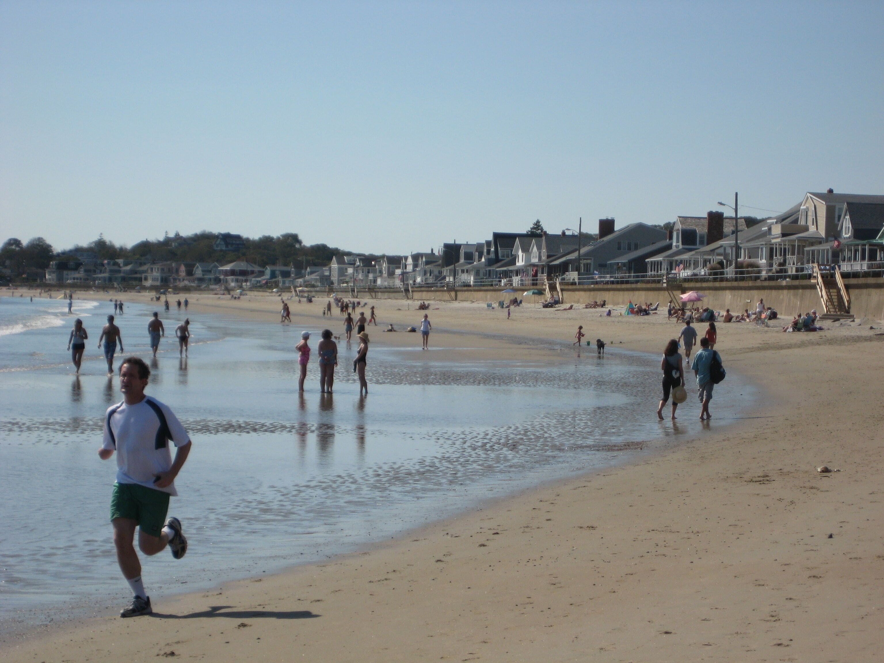 Beach nearby, sun loungers, beach towels