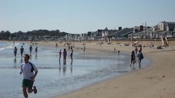Beach nearby, sun loungers, beach towels