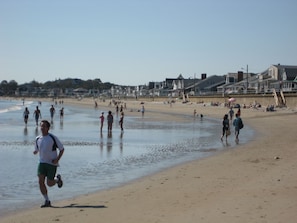 Beach nearby, sun loungers, beach towels