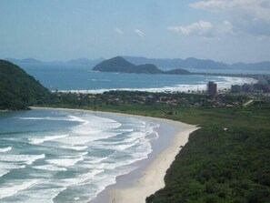 På stranden och solstolar