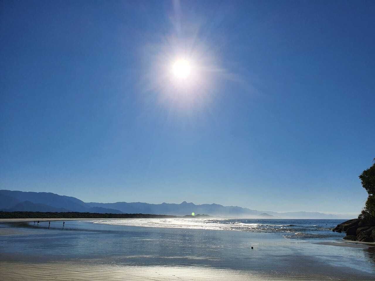 På stranden och solstolar