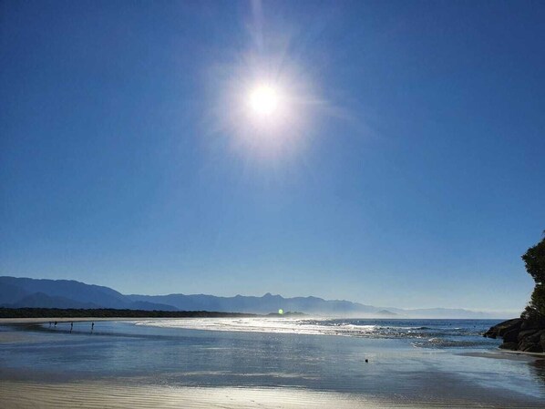 Plage, chaises longues