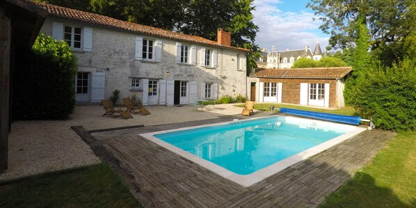 حمّام سباحة خارجي، مقاعد للتشمس