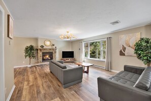 Smart TV, fireplace, ping pong, stereo
