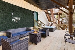 Outdoor spa tub - LAKEFRONT with Hot Tub by Kalahari, Camelback & Casino! (Pocono Summit)