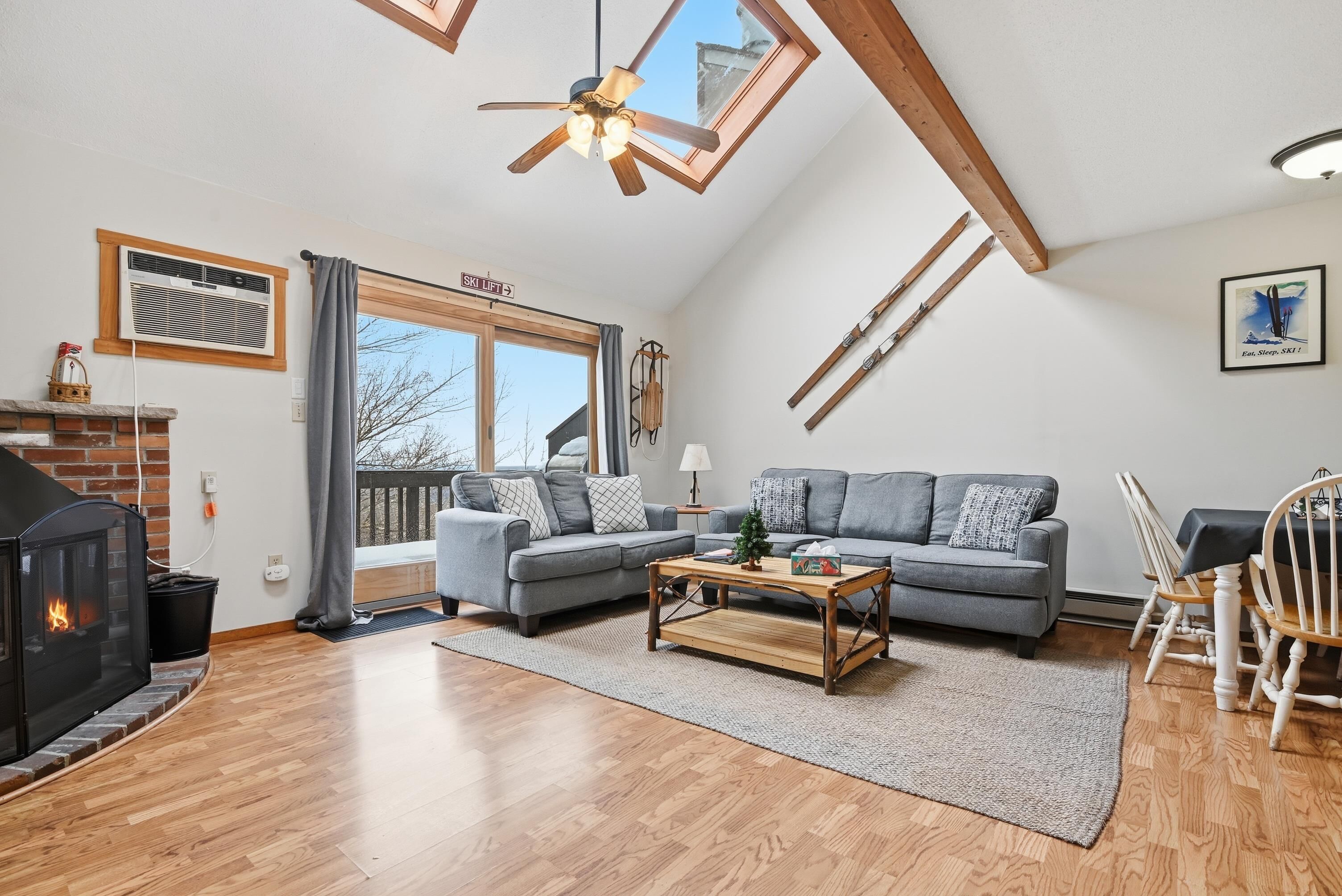 TV connectée, cheminée, lecteur de DVD, vidéothèque