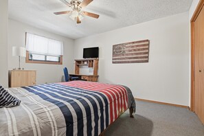 4 bedrooms, desk, iron/ironing board, free WiFi