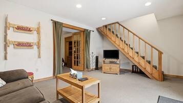 TV connectée, cheminée, lecteur de DVD, vidéothèque