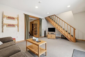 TV connectée, cheminée, lecteur de DVD, vidéothèque