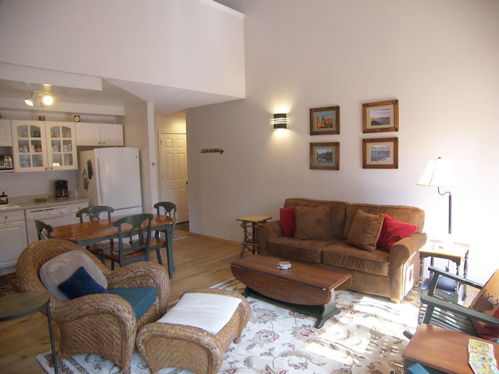 2BR 2BA Condo Wood Flooring Wooded Location World-Class Views