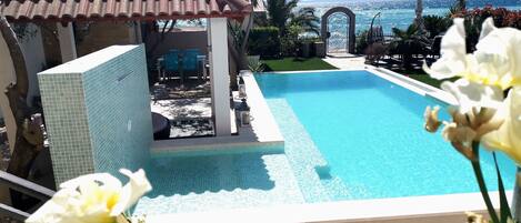 Alberca al aire libre y alberca climatizada