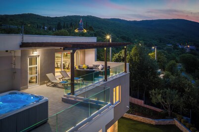 Villa Seven Lakes - heated pool, cinema, tennis, hot tub,