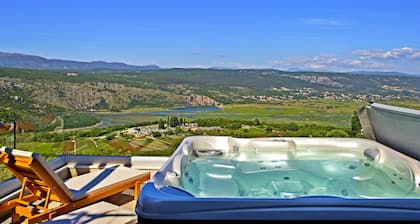 Villa Seven Lakes - piscine chauffée, cinéma, tennis, bain à remous,