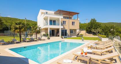 Villa Seven Lakes - heated pool, cinema, tennis, hot tub,
