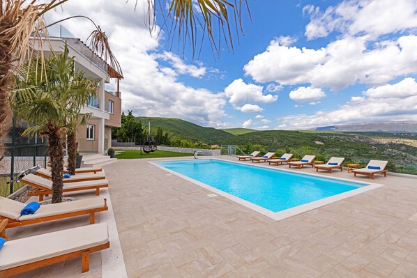 Piscine extérieure, piscine chauffée