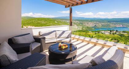 Villa Seven Lakes - heated pool, cinema, tennis, hot tub,