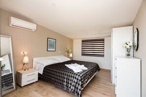 6 chambres, coffres-forts dans les chambres, bureau