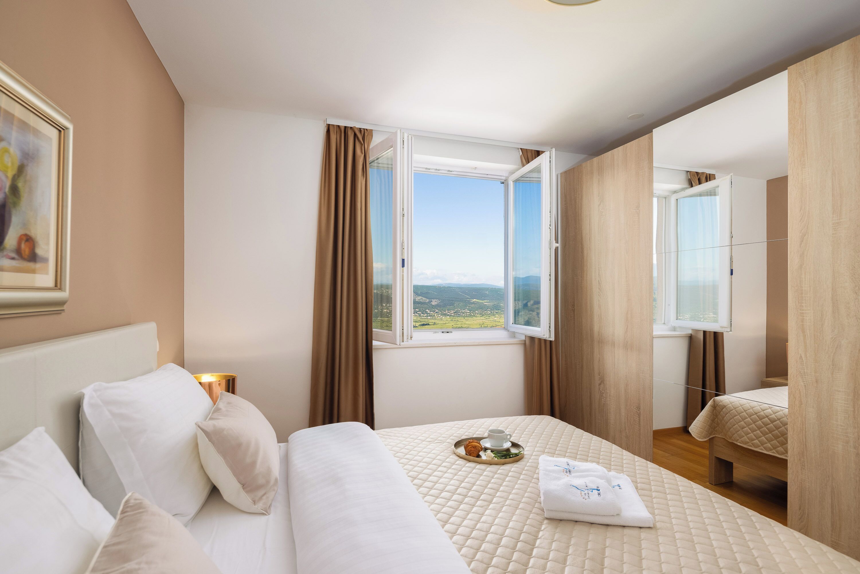 6 Schlafzimmer, Zimmersafe, Schreibtisch, Bügeleisen/Bügelbrett