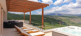 Villa Seven Lakes - heated pool, cinema, tennis, hot tub,