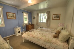 3 habitaciones, tabla de planchar con plancha y ropa de cama 