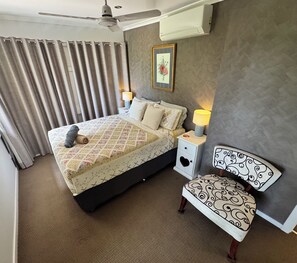 3 habitaciones, tabla de planchar con plancha y ropa de cama 