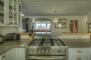 Fridge, microwave, oven, dishwasher - Kenilworth River Oaks on Mary River - Pet friendly (Kenilworth)