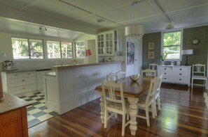 Dining - Kenilworth River Oaks on Mary River - Pet friendly (Kenilworth)