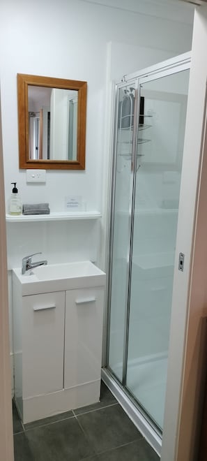 Dusche, Haartrockner, Handtücher, Seife