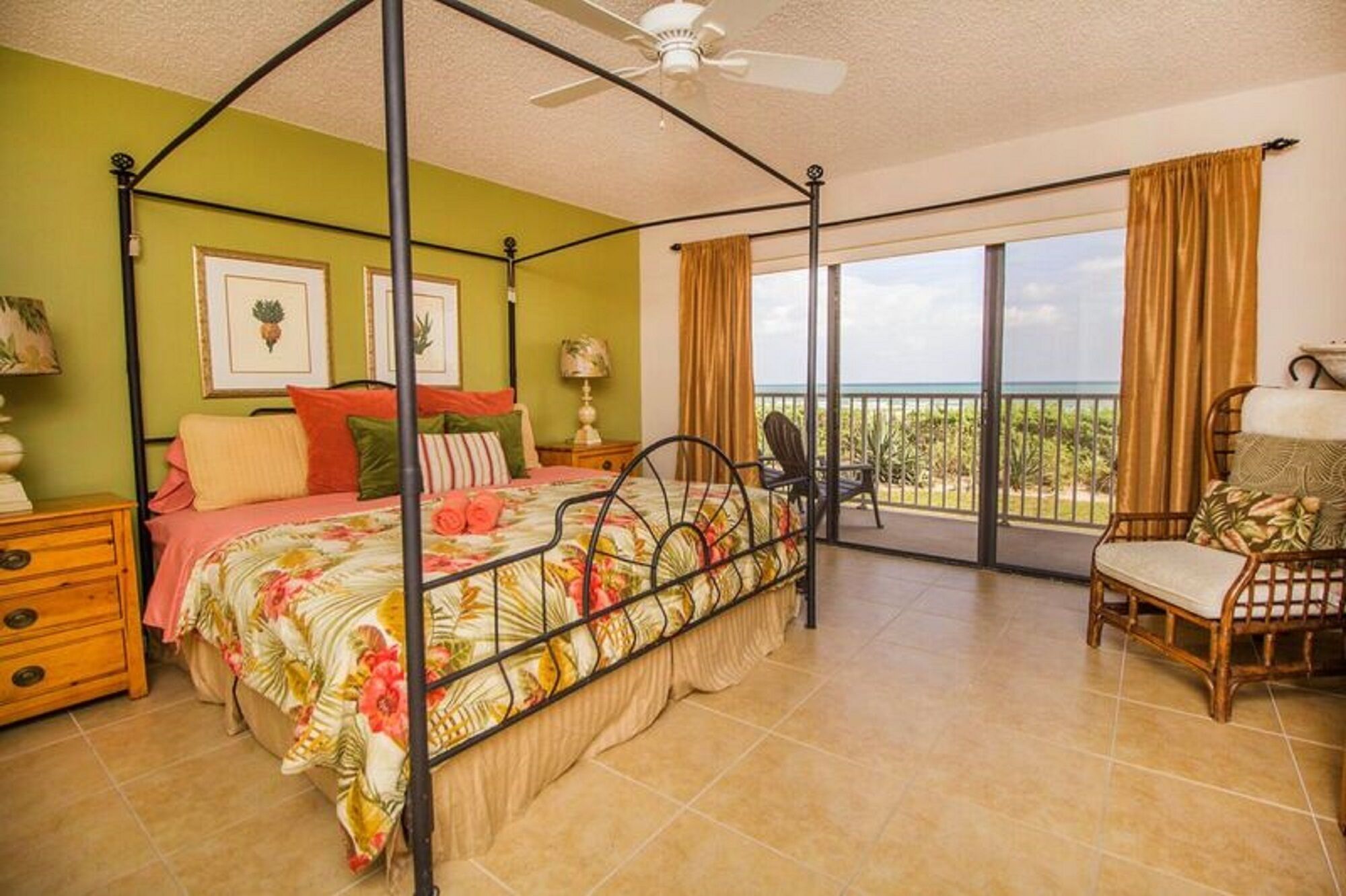 Beachside Paradise: 2B/2B Condo with Stunning Direct Ocean Views